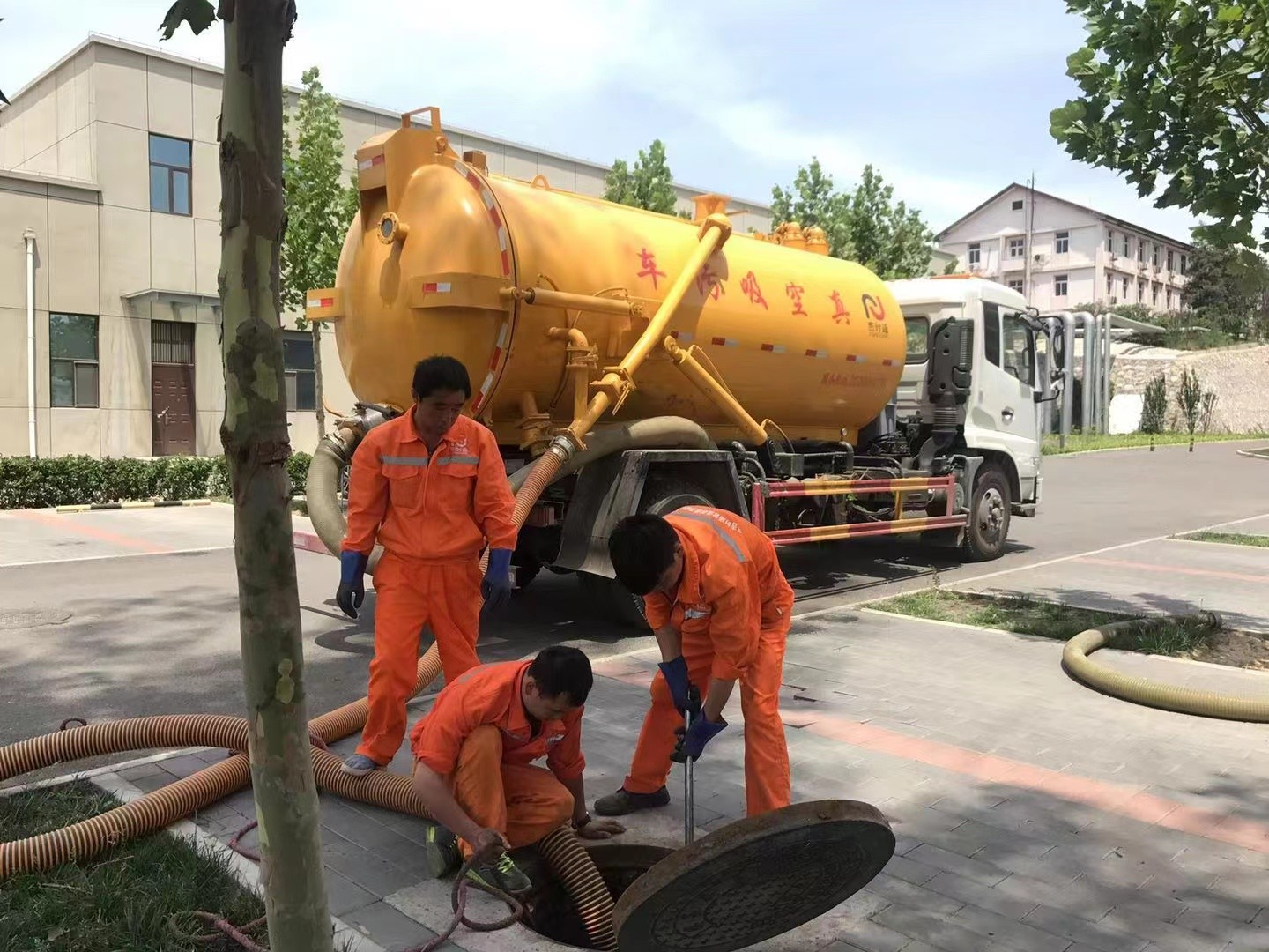 韩城管道疏通车停在窨井附近